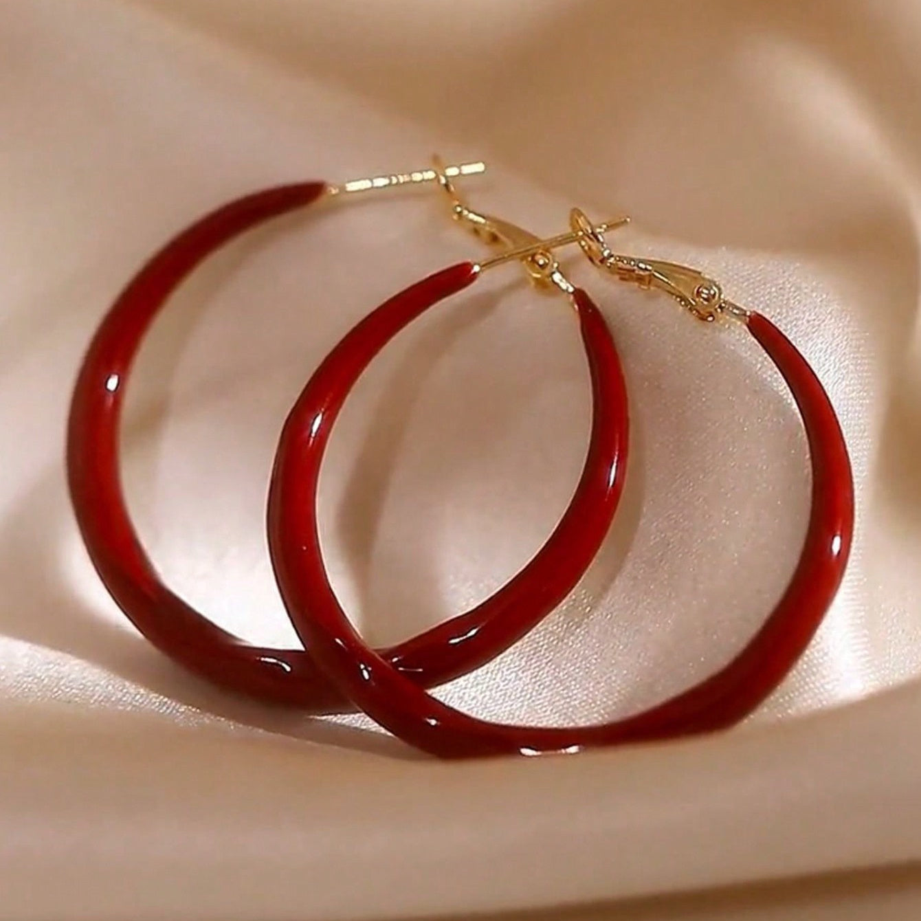 A pair of stylish and simple full C hoop earrings