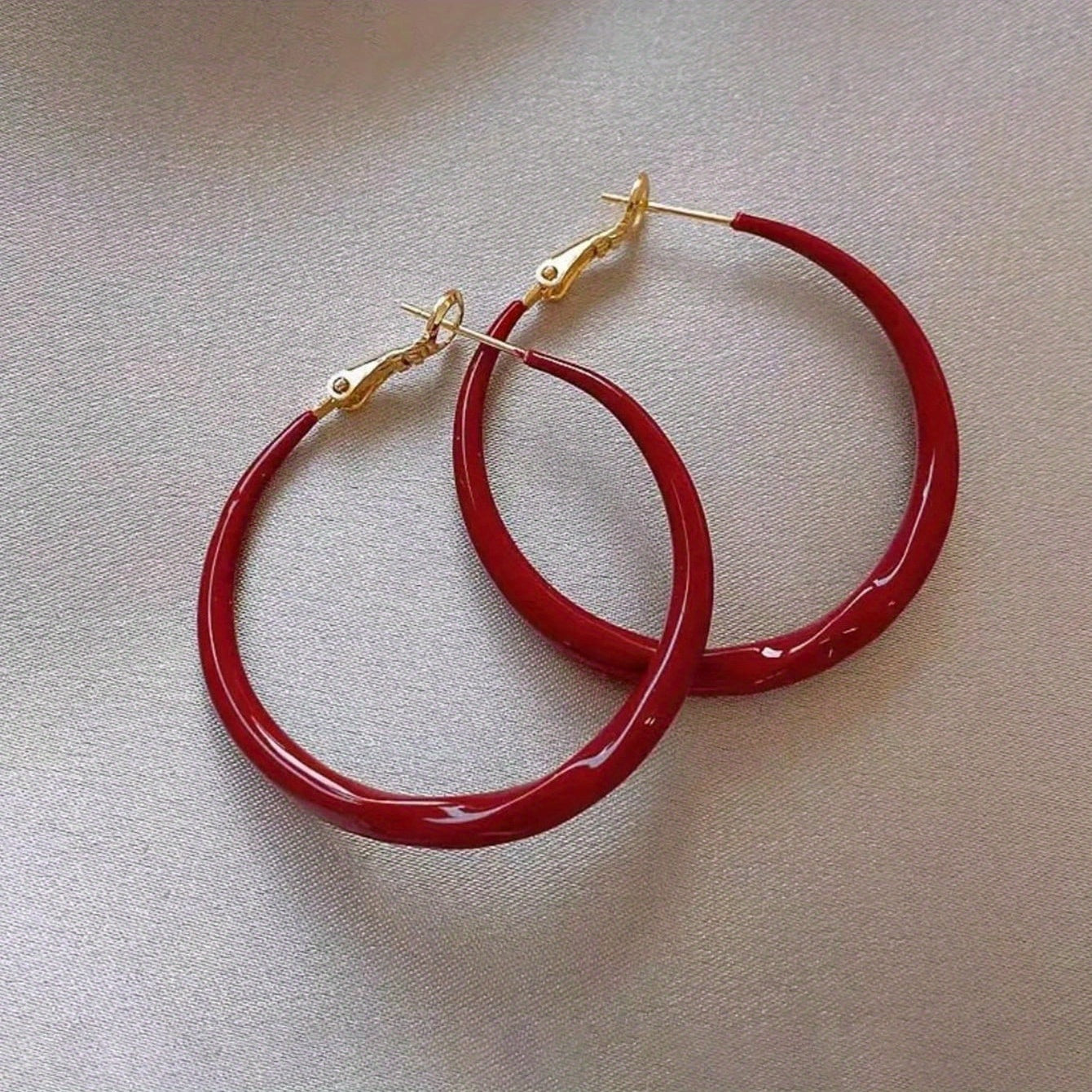 A pair of stylish and simple full C hoop earrings