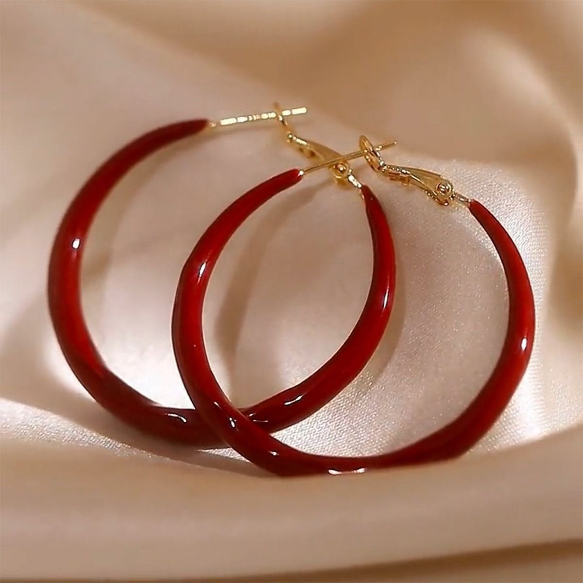 A pair of stylish and simple full C hoop earrings