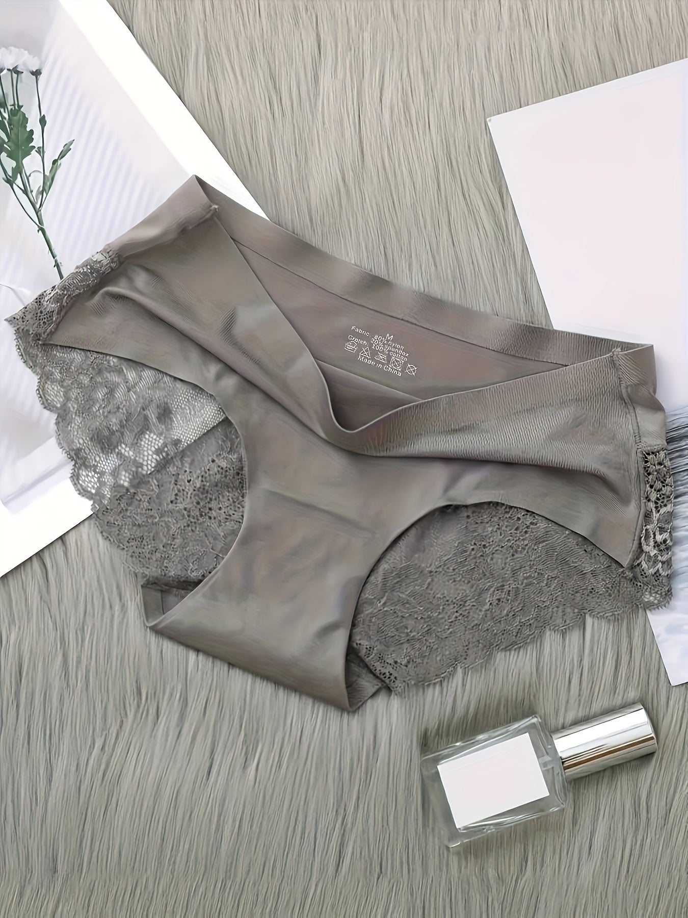 3 pieces of contrasting lace underwear, seamless and comfortable